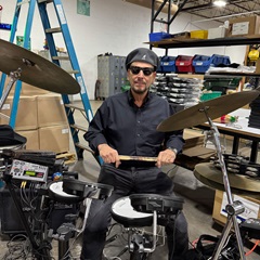 33 Gary Vilardi on drums, Kangol hat and sunglasses