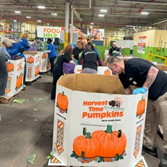 2024-11-20 Robert Gallman of City Theatrical volunteering at Hillside Foodbank